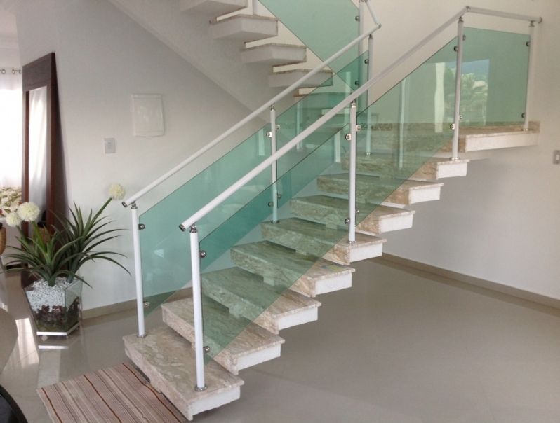 Guarda-corpo e corrimão de vidro